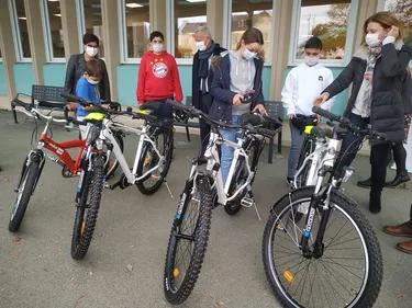 Des vélos et des pistes cyclables pour aller au collège en Mayenne